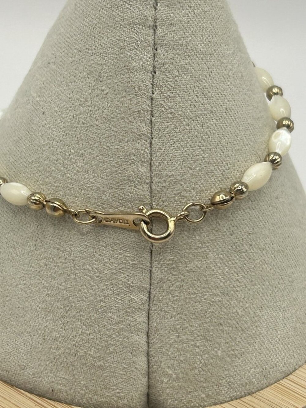 Vintage Boho Mother of Pearl Gold Tone Beaded Bracelet by Avon 6.5” Christmas - Picture 8 of 8